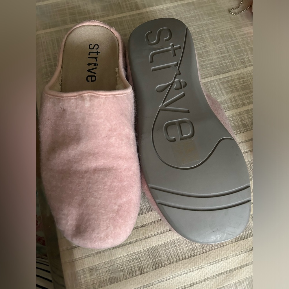 Strive slippers